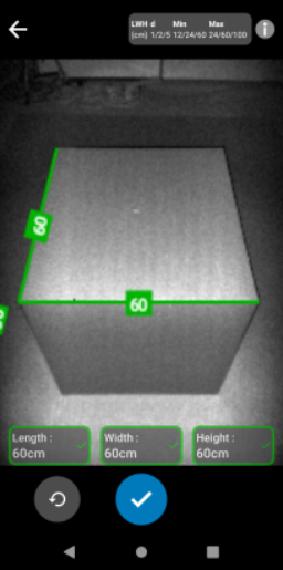 App Audita Envíos midiendo un bulto en terreno: dimensiona la caja mostrando largo, ancho y alto (60 × 60 × 60 cm) sobre la imagen
