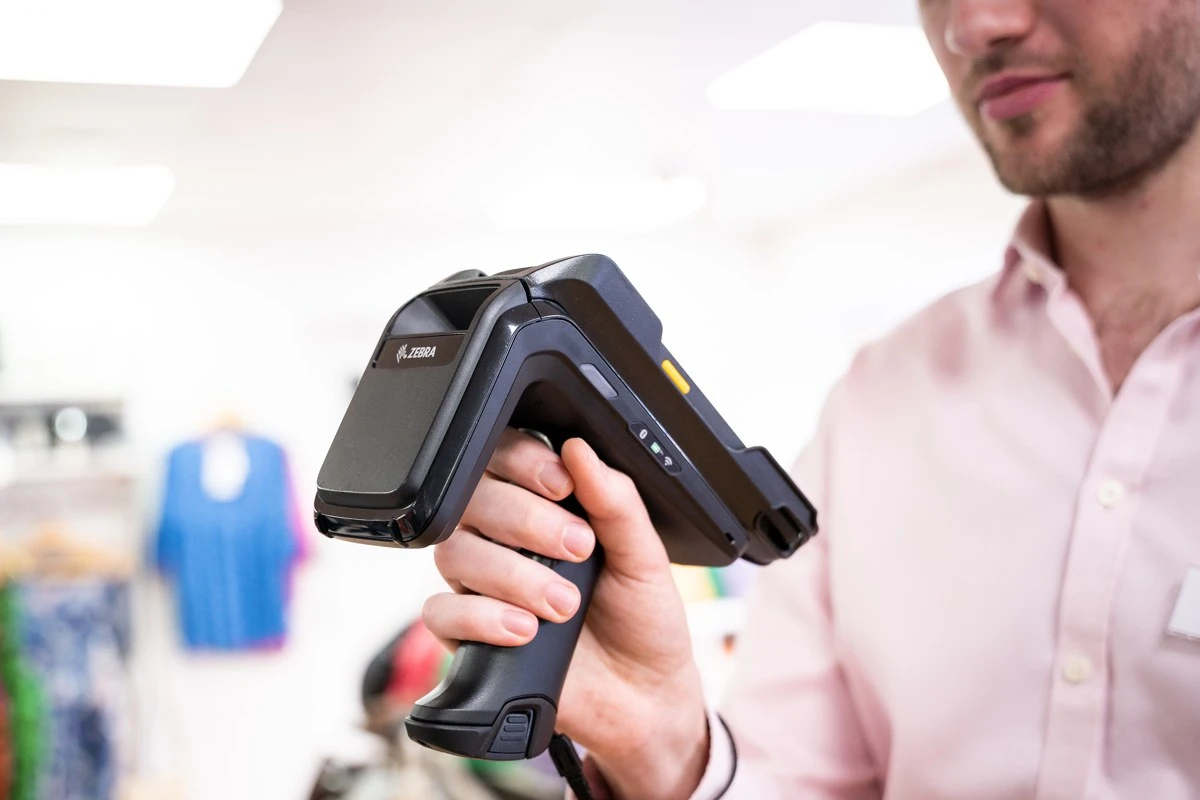 Lector RFID de mano Zebra RFD40 en uso en una tienda