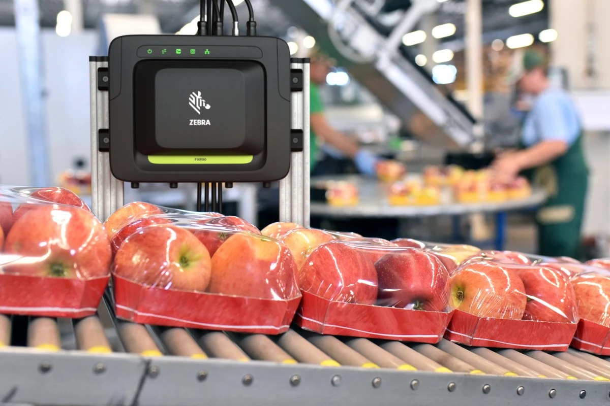 Lector RFID fijo de Zebra sobre una cinta transportadora con productos
